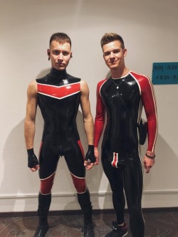 punkerskinhead:awesome couple in rubber….great look They came