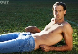 landaupole:  Gay rights advocate and NFL player Chris Kluwe photographed