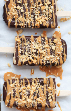 fullcravings:  Vegan Chocolate Peanut Butter Banana Pops  mmmm