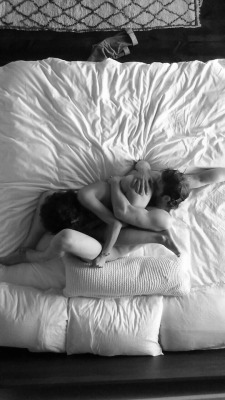 averynaughtywife:Morning snuggles  I love 69!