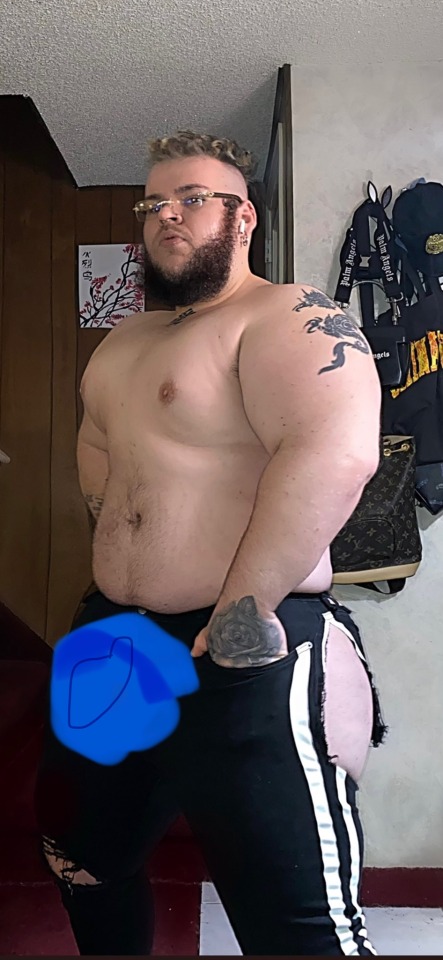 vmatts423:@RobTheFlamingo just thick everywhere 