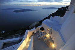 dolce-vita-lifestyle:  luxuryon:  Villa Gaia, Santorini  La Dolce
