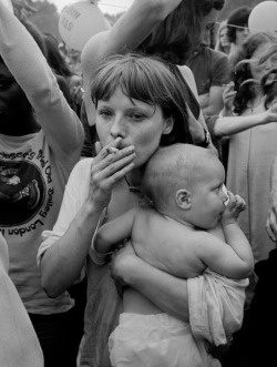 kradhe:   UK. England. London. 1971. Festival at Hyde Park. Leonard