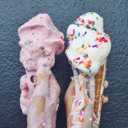 Gigi Hadid & Nicola Peltz kiss in ice cream form. ♥