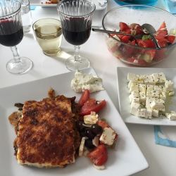 Stin eigia mas🍷 #greekfood #moussaka #foodporn #greeksalad