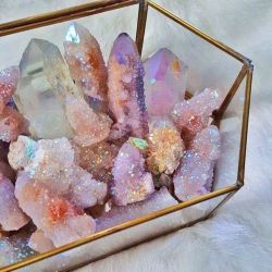 uyesurana:shimmery crystal magic