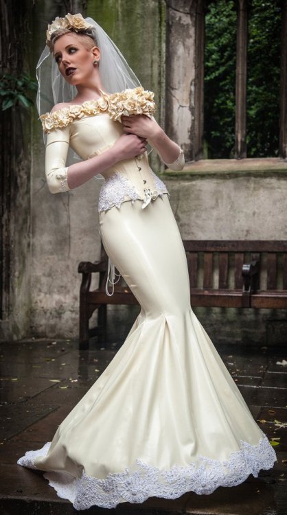 Hobble wedding dress / Wąska suknia ślubna