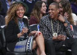 gotmelookingsocrazyrightnow:  Bey & Jay at the Nets vs. Rockets