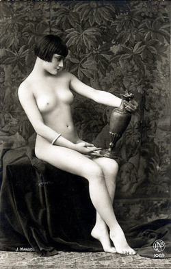 elyssediamond: Jeune femme au vase ; Alice Prin (Kiki de Montparnasse)