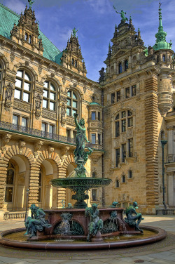 willkommen-in-germany:  Das Rathaus (city hall) in Hamburg, Northern