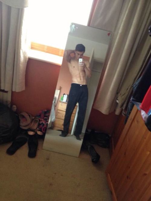 amateurexposedlads:  He’s hot and fit! Follow me for more hot pics/vids @http://amateurexposedlads.tumblr.com/