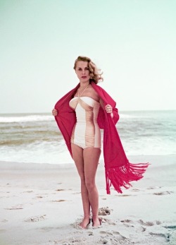 summers-in-hollywood:Janet Leigh at the beach, 1951. Photos by