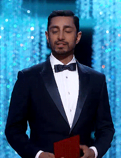 starwarsfilms: Riz Ahmed present the award for Best Visual Effects at