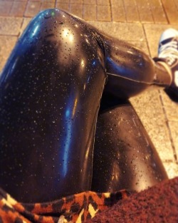 babes-in-latex:  Latex Leggings in the rain