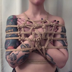 daemonumx:Cross-armed chest harness by me