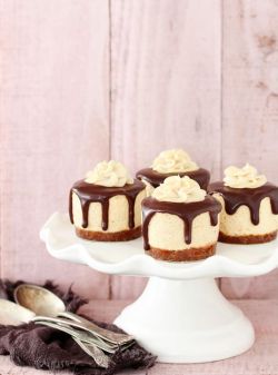 confectionerybliss:  Mini Butterfinger No Bake Cheesecakes |