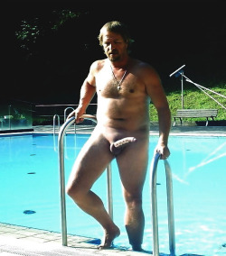 adenilsonjosegomesblr:  dadsonsex:    :  dad at the pool.  Eta…pauzao