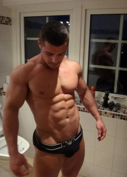 jacktwister:  REAL MAN…STUNNINGLY HANDSOME AND RIPPED.