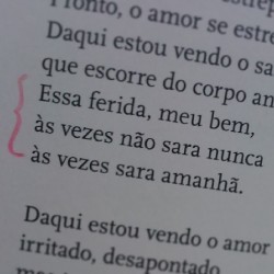 frasespoesiaseafins:  O Amor bate na Aorta - Carlos Drummond