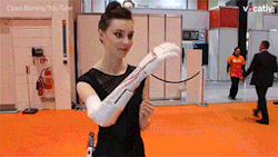 n-elli:  notalickofsense:  sizvideos:  3D-printed prosthetic