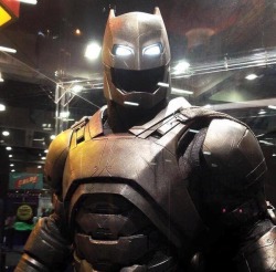 dccomicsnews:  The armoured batsuit at Comic Con  Look at it!