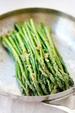 yummyinmytumbly:  Garlic Butter Sauteed Asparagus