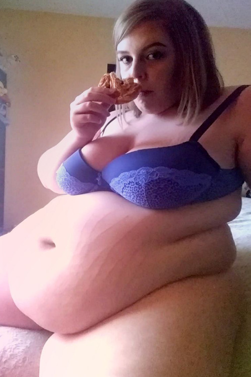 neptitudeplus:Down to her last pastry, PorcelainPiggy doesn’t