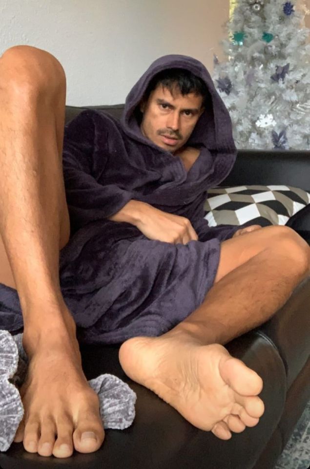 barefeetandballcaps:Awesome feet.  great feet