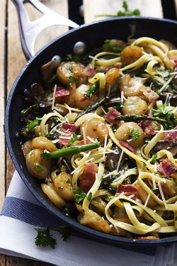 nom-food:Shrimp asparagus carbonara  That looks sooooooo good!!