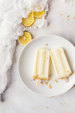 sweetoothgirl:   LEMON MERINGUE PIE POPSICLES  