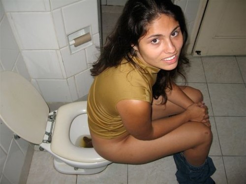 1nobodyknowsme1:  dimitrivegas:  toilet girl      (via TumbleOn)
