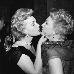 wehadfacesthen:  Zsa Zsa and Eva Gabor at a Hollywood party,