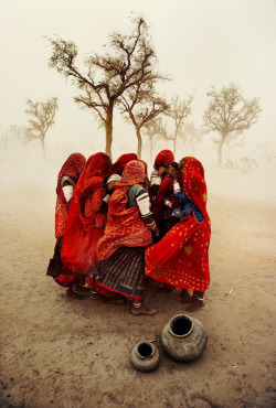 vintagegal:  Dust Storm in Rajasthan, India 1983. Photo by Steve