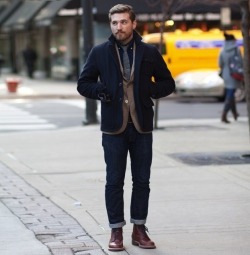 vikingposts:  Very stylish/smart-looking hipster. I need that