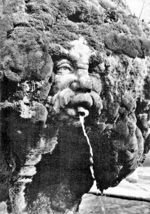 Fontaine insolite à Pernes-les-Fontaines, Vaucluse.