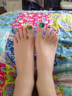 lonelyheartsjpgr:  Rainbow toes ❤️💛💚💙💜💗