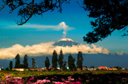 illusionwanderer:  Popocatepetl between clouds, Mexico (by Cristobal