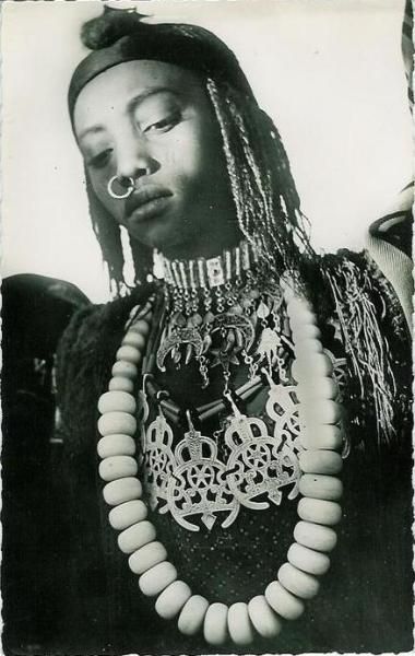 callmehashimoto:African adornment. Unknown