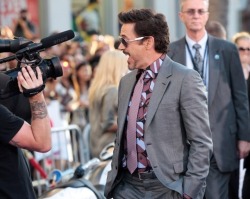 lovelydowney:  Robert Downey Jr., on his mission to hug everyone