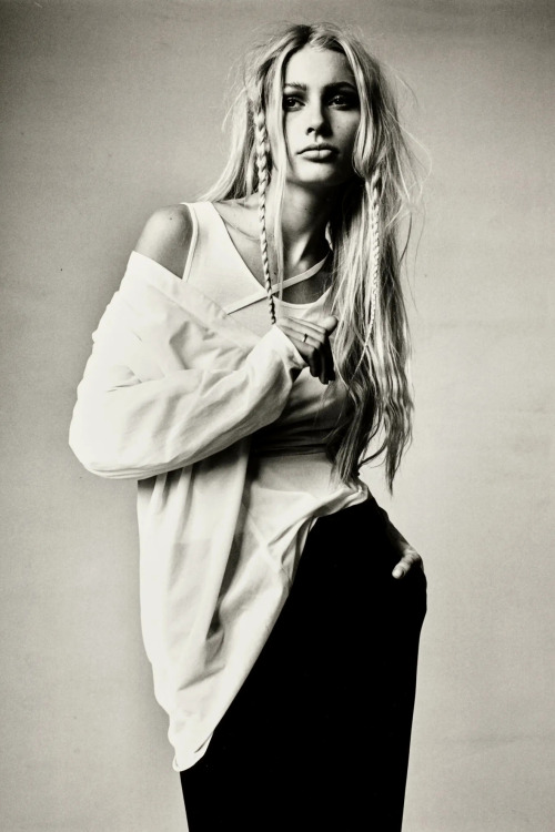 disease:KIRSTY HUME in ANN DEMEULEMEESTER[IRVING PENN | VOGUE,