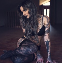 sexytattoedgirls1.tumblr.com/post/117239236875/