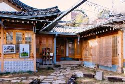 yukku-ri:  Seoul: A Temple in Bukchon by stuckinseoul on Flickr.