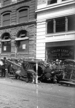 pasttensevancouver:  Overturned engine, Tuesday 14 August 1914