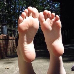 lalagrounge:  My smelly soles, you should smell and lick them😘