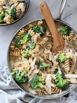 craving-nomz:  Cheesy Chicken and Broccoli Whole Wheat Pasta