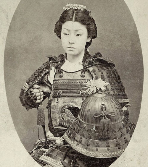 boredpanda:    Women’s Beauty Captured 100 Years Ago In Vintage Postcards From 1900-1910   