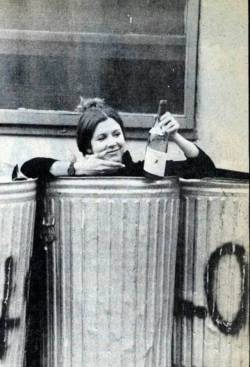 oldschoolcelebrities: Carrie Fisher in the trash with a bottle