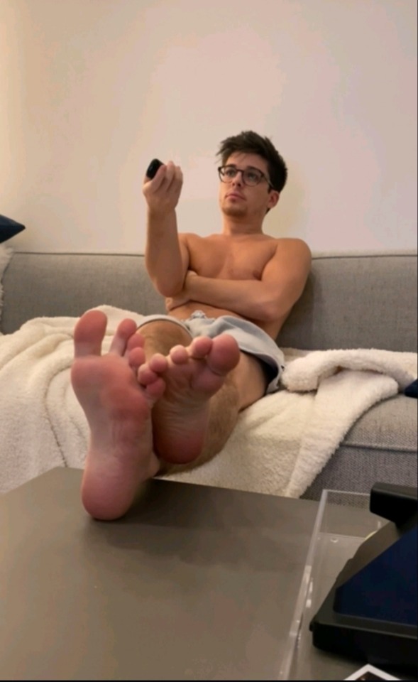 tempted-toes:Oh yeah Sean this was on purpose 🥵🦶💦 nice