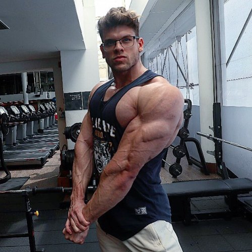 musclemen-glasses:Eric Wildberg
