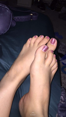 lovcsex:  These toes can’t cum on themselves 🙈